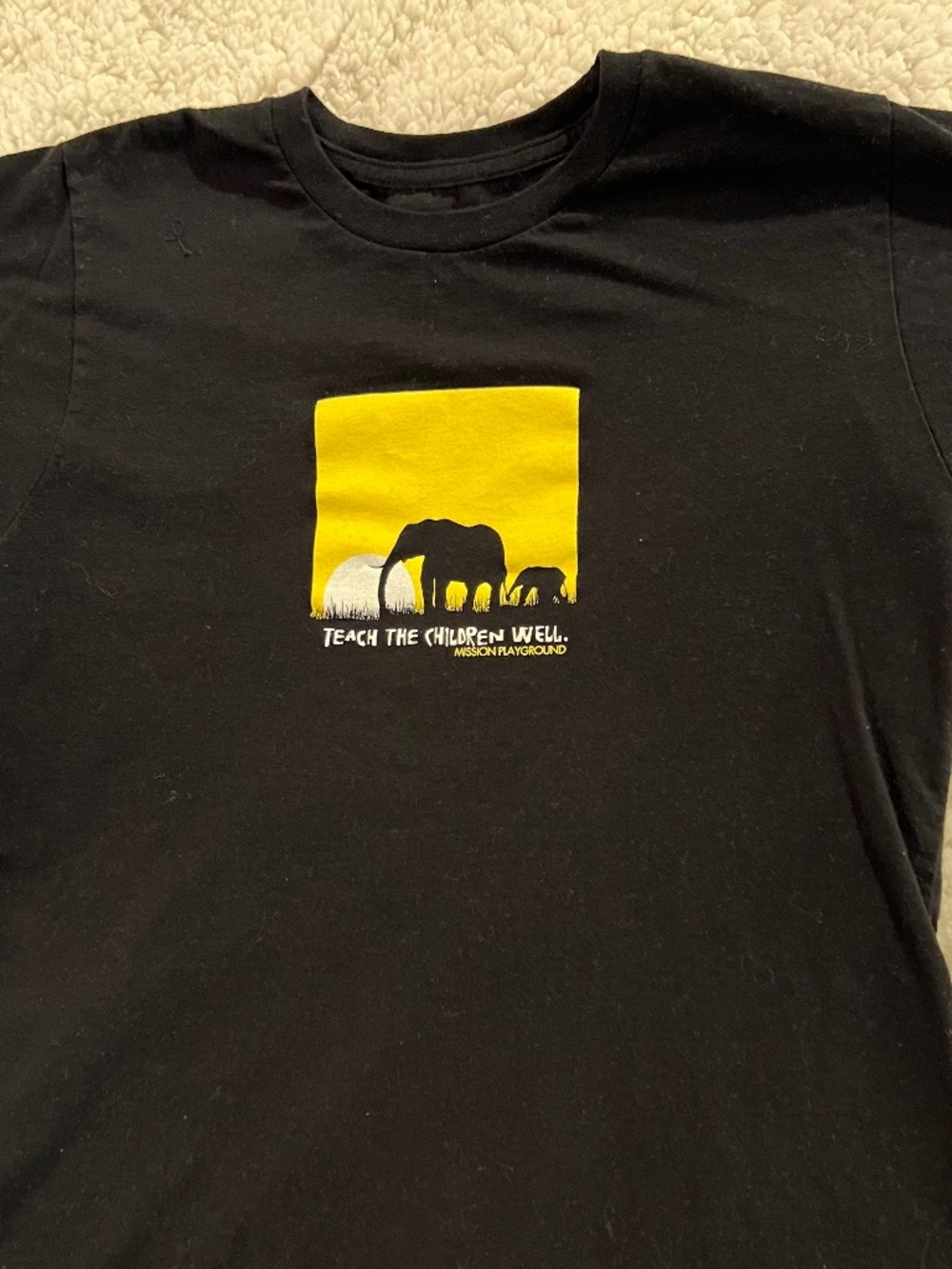 RARE environmental message tee Elephant theme. Size M.